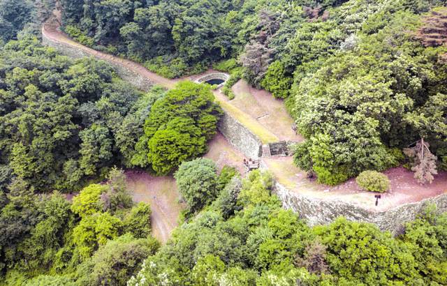 집수지와 현문식 성문(다락문)을 갖춘 남산성 동문지.