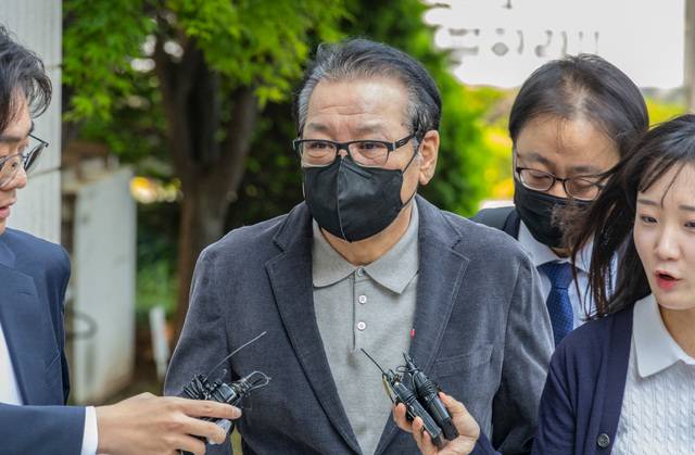 2018년 지방선거 공천헌금 의혹 혐의를 받는 ‘건진법사’ 전성배 씨가 12일 서울 양천구 서울남부지법에서 열린 1심 두 번째 공판에 출석하고 있다. 연합뉴스