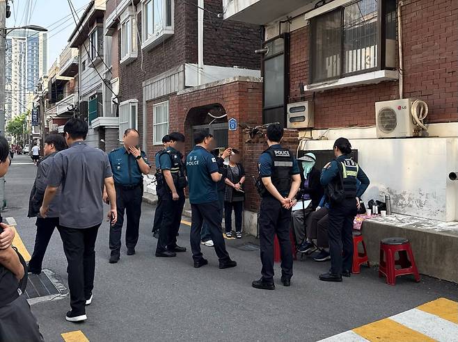 오전 7시30분쯤 서울 광진구 자양4동 주민센터에서 부정선거감시단과 시민 사이에 다툼이 벌어져 경찰이 출동했다. 양윤선 기자