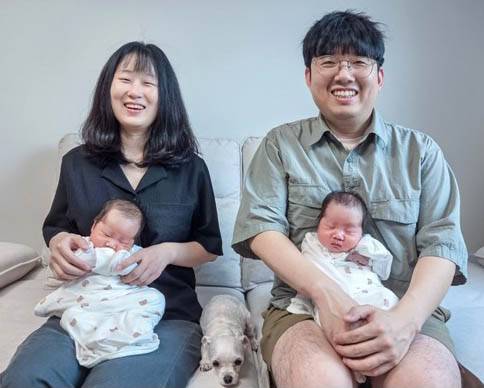 지난달 쌍둥이 출산으로 2000만원의 육아동행지원금을 받은 강남경 책임(왼쪽) 가족. (사진=한화비전)