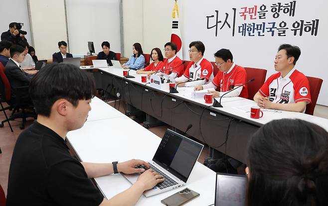 국민의힘 권성동 공동선거대책위원장(오른쪽 세번째)이 29일 국회에서 기자간담회를 열고 더불어민주당 이재명 대선후보가 경기지사 시절 경기 시흥시 거북섬 소재 인공서핑장인 '웨이브파크'를 조성한 것을 두고 상가 공실 피해 등을 지적하며 추가 공약 발표를 하고 있다. 연합뉴스