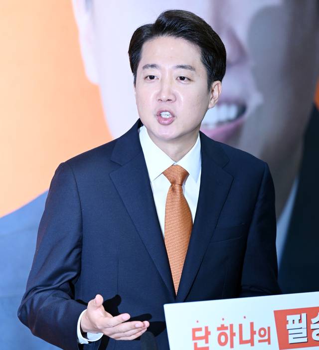 이준석 개혁신당 대선 후보가 29일 국회에서 긴급 기자회견을 열고 ‘여성 신체 발언’ 논란과 관련해 입장을 밝히고 있다. 이한형 기자