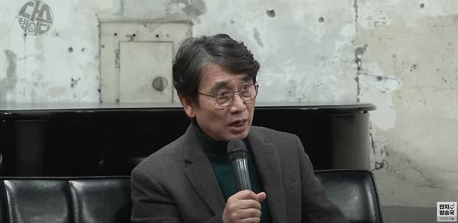 유시민 전 노무현재단 이사장이 지난 28일 공개된 유튜브 '김어준의 다스뵈이다'에 출연해 발언하고 있다. '김어준의 다스뵈이다' 유튜브 영상 캡처.