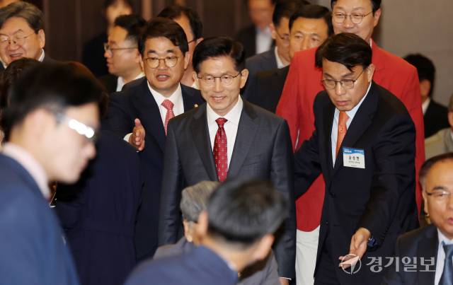 29일 인천 연수구 쉐라톤 그랜드 인천 호텔에서 김문수 국민의힘 대선 후보가 455회 새얼아침대화장에서 참석자들과 인사를 하고 있다. 조병석기자