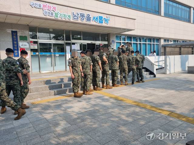 29일 제9공수특전여단 장병들이 만수6동사전투표소를 찾아 사전투표에 참여하고 있다. 정성식기자