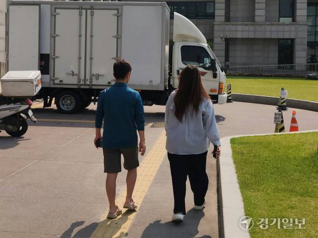 29일 오전 인천 부평구 부평구청에서 임지윤씨(25)가 아버지와 함께 사전투표를 마치고 걸어나가고 있다. 황남건기자