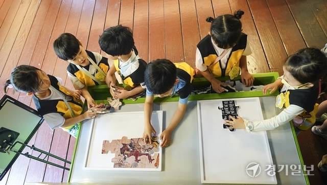 무용총 수렵도 퍼즐을 맞춰보는 어린이들. 홍기웅기자