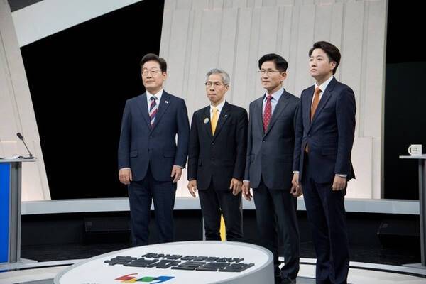 더불어민주당 이재명·민주노동당 권영국·국민의힘 김문수·개혁신당 이준석 대선 후보가 지난 27일 서울 마포구 상암동 MBC 스튜디오에서 진행된 정치 분야 TV토론회에 앞서 사진 촬영을 하고 있다. 연합뉴스