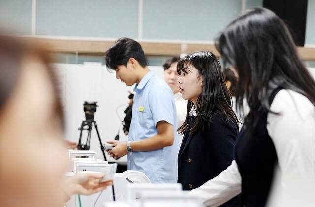 제21대 대통령 선거 사전투표 첫날인 29일 한 지역 고등학교 학생들이 사전투표소를 찾아 생애 첫 투표를 위해 투표용지를 받고 있다. 연합뉴스