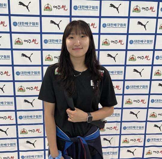 지난 28일 브라질 리우데자네이루로 출국한 여자 배구대표팀 정지윤. 사진[연합뉴스]