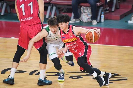 돌파하는 LG 김시래(오른쪽). 사진[연합뉴스]