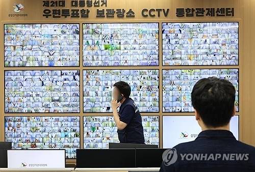 제21대 대통령 선거의 사전투표가 29일부터 양일간 실시되는 가운데 대선투표율이 대한 관심도 높아지고 있다. [사진출처 = 연합뉴스]