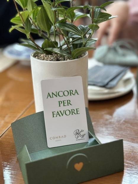 테이블 위에 초록 카드를 놓으면 직원이 화덕에서 갓 구운 피자를 한 조각씩 계속 가져다준다. / 사진=권효정 여행+ 기자