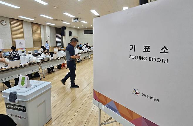 제21대 대통령선거 사전투표 첫날인 29일 청주 율량·사천동 행정복지센터에 마련된 투표소에서 유권자들이 투표하고 있다. [사진 출처 = 연합뉴스]