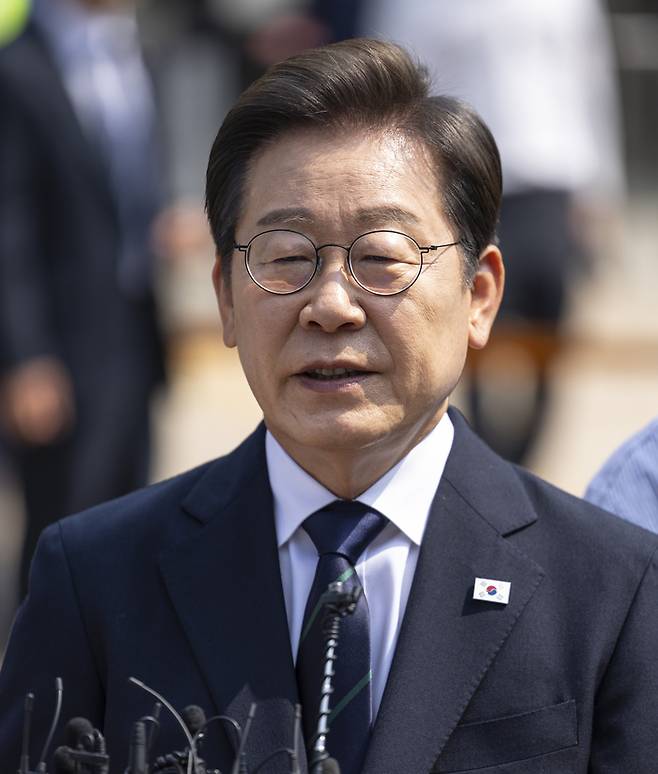 이재명 더불어민주당 대선후보가 21대 대통령선거 사전투표 첫날인 29일 서울 서대문구 신촌동 주민센터에서 투표를 마친 뒤 취재진과 인터뷰 하고 있다. [사진출처 = 연합뉴스]