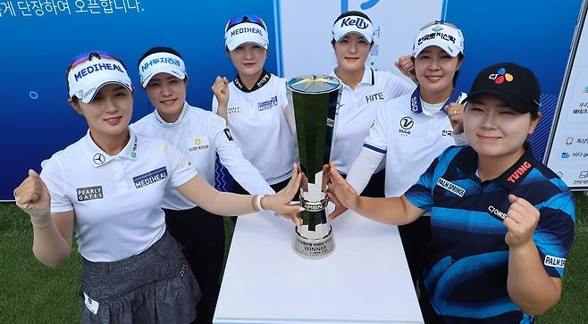 29일 경기 양평 더스타휴 골프&리조트에서 진행된 Sh수협은행 MBN 여자오픈 포토콜에서 포즈를 취하고 있는 박현경, 박민지, 이예원, 김민별, 박지영, 홍정민(왼쪽부터).  이승환 기자