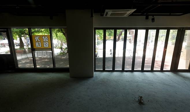 한국은행이 오는 29일 수정 경제전망에서 올해 실질 국내총생산(GDP) 성장률 전망치를 대폭 낮출 것으로 예상된다. 사진은 25일 서울 시내 한 상가에 임차인을 찾는 안내문이 걸린 채 비어 있다. 2025.5.25 [사진 = 연합뉴스]