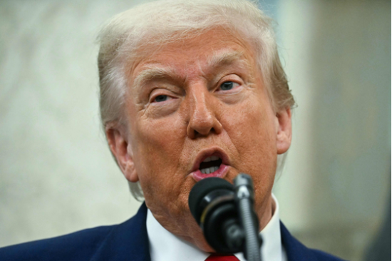 도널드 트럼프 대통령이 5월 28일(현지 시각) 백악관 집무실에서 열린 제닌 피로 워싱턴 DC 임시 연방 검사장 취임식에 연설하고 있다. (출처=AFP 연합뉴스)