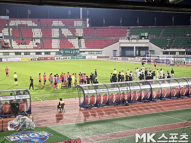 경기 후 양 팀 선수들이 뒤엉켜 신경전을 벌였다. 사진=이근승 기자