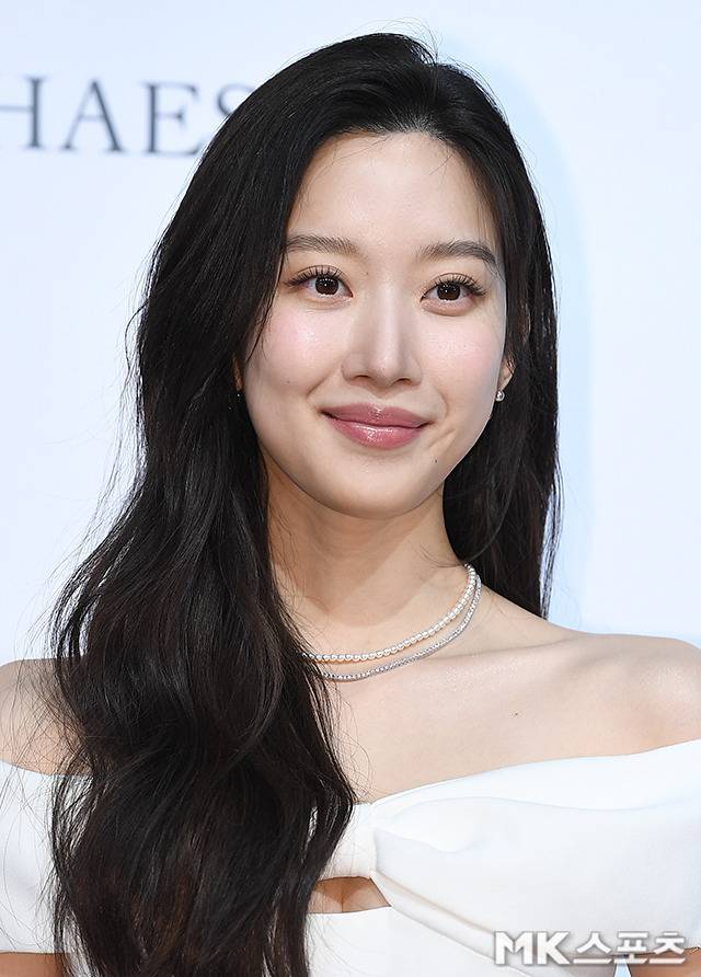 문가영이 순백의 드레스를 투박한 워커와 함께 소화하며 청순함과 카리스마를 동시에 장착한 완벽한 Y2K 하이브리드 룩을 선보였다. 사진=천정환 기자