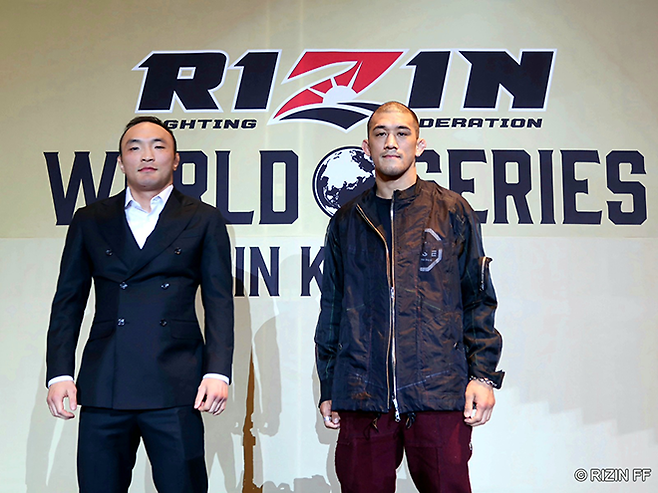 왼쪽부터 인천광역시 파라다이스시티 라이진 월드시리즈 코리아 기자회견 후 초대 ONE 밴텀급 챔피언 김수철, 제10대 슈토 밴텀급 챔피언 사토 쇼코. 김수철은 제4대 로드FC 페더급/밴텀급 챔피언도 지냈다. 사토는 종합격투기 메이저대회 12경기를 뛰었다. 사진=RIZIN FF