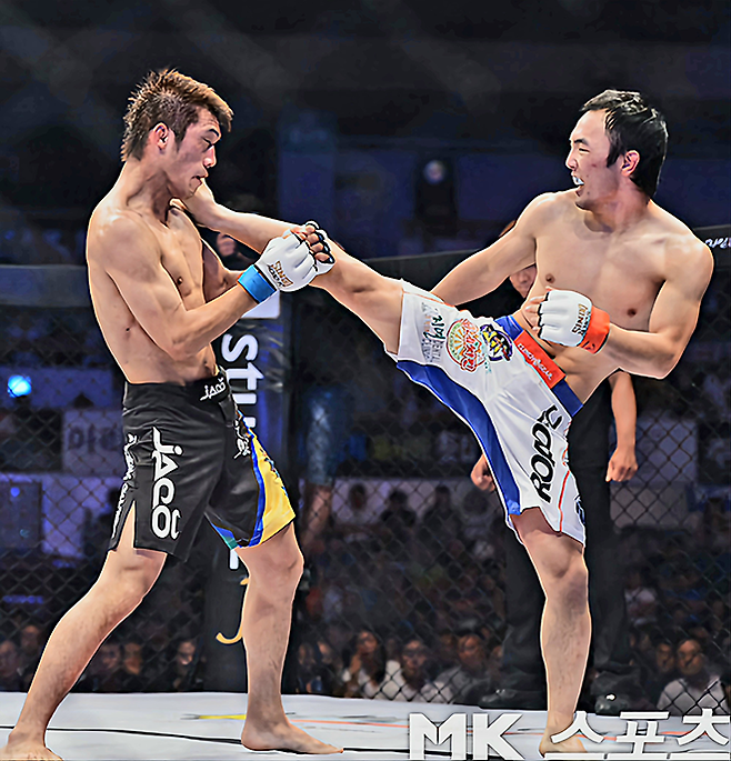 김수철이 2012년 6월 강원특별자치도 원주시 치악체육관 초대 로드FC 밴텀급 챔피언 토너먼트 결승 예비 선수 결정전 3라운드 사토 쇼코를 공격하고 있다. 사진=MK스포츠DB