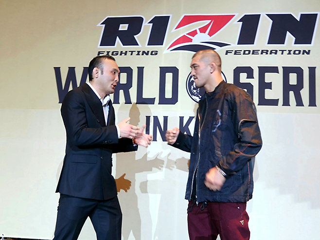 왼쪽부터 인천광역시 파라다이스시티 라이진 월드시리즈 코리아 기자회견 후 초대 ONE 밴텀급 챔피언 김수철, 제10대 슈토 밴텀급 챔피언 사토 쇼코. 김수철은 제4대 로드FC 페더급/밴텀급 챔피언도 지냈다. 사토는 종합격투기 메이저대회 12경기를 뛰었다. 사진=RIZIN FF