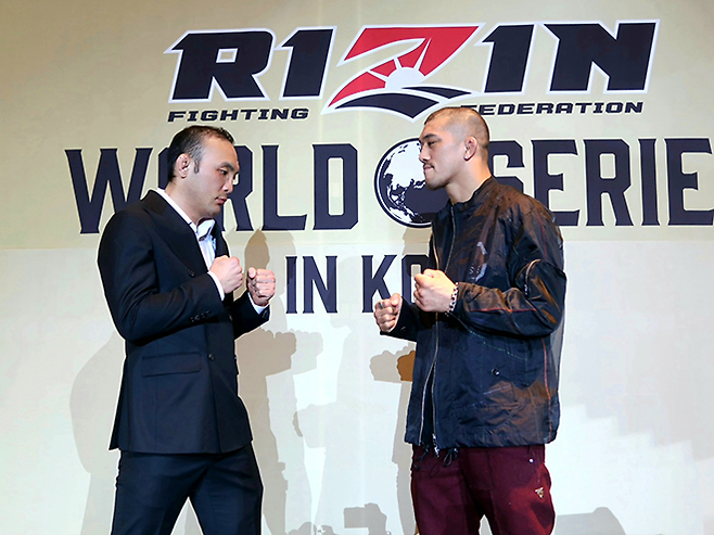 왼쪽부터 인천광역시 파라다이스시티 라이진 월드시리즈 코리아 기자회견 후 초대 ONE 밴텀급 챔피언 김수철, 제10대 슈토 밴텀급 챔피언 사토 쇼코. 김수철은 제4대 로드FC 페더급/밴텀급 챔피언도 지냈다. 사토는 종합격투기 메이저대회 12경기를 뛰었다. 사진=RIZIN FF