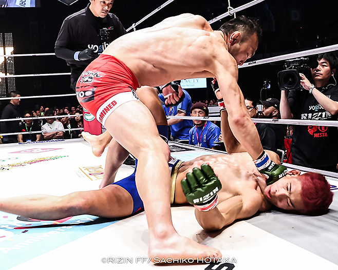 초대 ONE 밴텀급 챔피언 김수철이 2024년 4월 일본 도쿄 아리아케 아레나 라이진 46에서 그라운드 앤드 파운드로 공격하고 있다. 김수철은 제4대 로드FC 페더급/밴텀급 챔피언도 지냈다. 사진=RIZIN FF