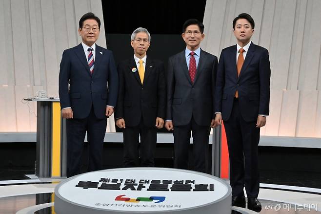 [서울=뉴시스] 국회사진기자단 = 27일 오후 서울 마포구 상암동 MBC 스튜디오에서 열린 중앙선거방송토론위원회 주관 제21대 대통령선거 3차 후보자토론회 시작에 앞서 각 정당 대선후보들이 기념촬영을 하고 있다. 왼쪽부터 이재명 더불어민주당, 권영국 민주노동당, 김문수 국민의힘, 이준석 개혁신당 대선후보. 2025.05.27. photo@newsis.com /사진=