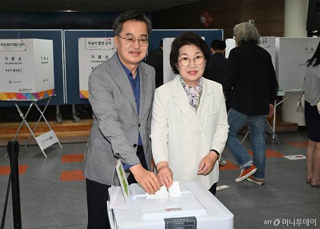 [수원=뉴시스] 경기사진공동취재단 = 김동연 경기도지사와 부인 정우영 여사가 제21대 대통령선거 사전투표일인 29일 오전 경기 수원시 광교1동 사전투표소에서 투표를 하고 있다. 2025.05.29. photo@newsis.com /사진=김종택