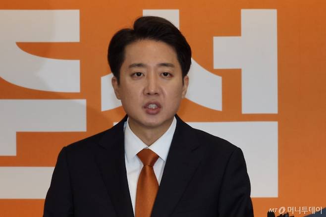 (서울=뉴스1) 이광호 기자 = 이준석 개혁신당 대통령 후보가 29일 오전 서울 여의도 국회에서 긴급 기자회견을 하고 있다. 2025.5.29/뉴스1  Copyright (C) 뉴스1. All rights reserved. 무단 전재 및 재배포,  AI학습 이용 금지. /사진=(서울=뉴스1) 이광호 기자