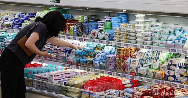 (서울=뉴스1) 김도우 기자 = 30일 서울 시내 대형마트에서 시민들이 장을 보고 있다. 우리나라 가구의 올해 1분기 소비지출이 총 63조 원에 달한다는 조사 결과가 나왔다. 30일 국회 예산결산특별위원회 소속 황정아 의원이 국회 입법조사처에 의뢰해 제출받은 '가계동향조사 마이크로데이터 분석 결과'에 따르면 올해 1분기 전체 가구의 소비지출 항목별 총소비 지출액은 63조 4945억 원을 기록했다. 1분기 가계 소비지출을 항목별로 살펴보면, 먹거리 구매에 해당하는 '식료품·비주류음료'가 8조 8184억 원을 기록해 전년 동기 대비 6872억 원 증가했다. 2024.6.30/뉴스1