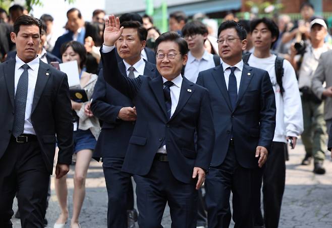 [서울=뉴시스] 조성우 기자 = 이재명 더불어민주당 대선후보가 제21대 대통령 선거 사전투표 첫날인 29일 오전 서울 서대문구 신촌동 주민센터 투표소에 사전투표를 마치고 이동하며 시민들에게 손을 들어 인사하고 있다. (공동취재) 2025.05.29. photo@newsis.com /사진=