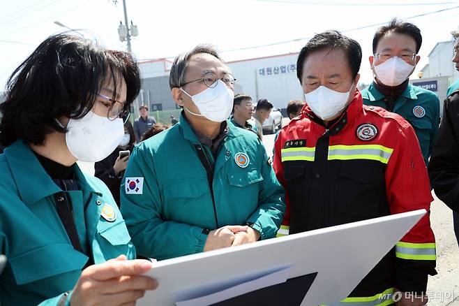 (서울=뉴스1) = 고기동 중앙재난안전대책본부장(행안부장관 직무대행)이 30일 오전 경북 안동시 산불피해 현장 남후농공단지를 방문하여 피해상황 등을 점검하고 있다. (행정안전부 제공. 재판매 및 DB 금지) 2025.3.30/뉴스1 Copyright (C) 뉴스1. All rights reserved. 무단 전재 및 재배포, AI학습 이용 금지. /사진=(서울=뉴스1)