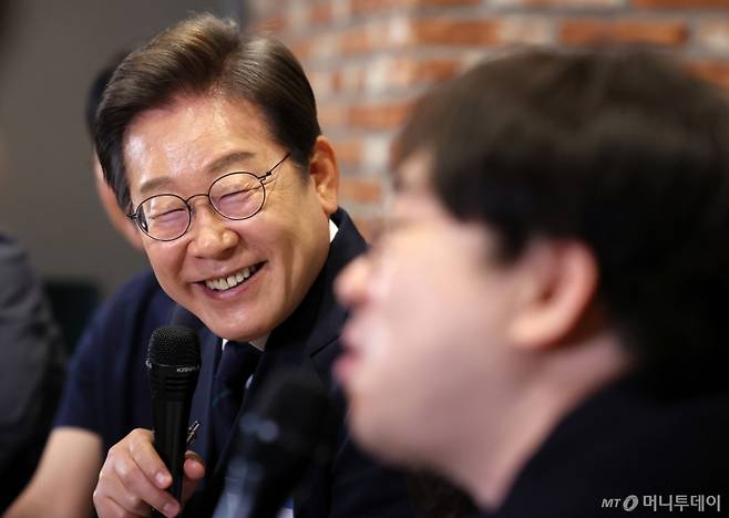 (서울=뉴스1) 안은나 기자 = 이재명 더불어민주당 대통령 후보가 29일 서울 성동구 메리히어에서 열린 '혁신성장의 씨앗, 스타트업 레벨업!' 간담회에서 소셜벤처 대표들과 대화하고 있다. (공동취재) 2025.5.29/뉴스1  Copyright (C) 뉴스1. All rights reserved. 무단 전재 및 재배포,  AI학습 이용 금지. /사진=(서울=뉴스1) 안은나 기자