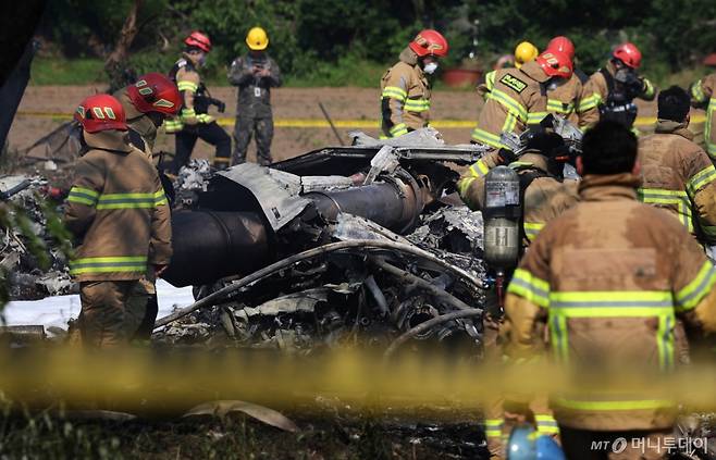 [포항=뉴시스]  29일 오후 1시 52분께 경북 포항시 남구 동해면 신정리 인근 한 야산에 해군 항공사령부 소속 P-3 해상초계기가 추락해 군과 소방 당국 등 관계기관이 현장 수습을 하고 있다.