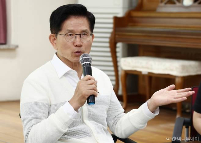 김문수 국민의힘 대선후보가 29일 경기 안산시 초지종합사회복지관에서 사회복지사들과 간담회를 하고 있다./사진=뉴시스