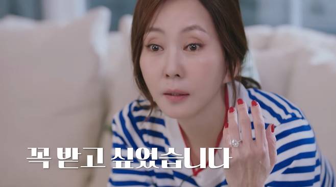 배우 김남주가 남편 김승우에게 받은 초호화 결혼반지를 공개했다./사진=유튜브 채널 '김남주' 영상