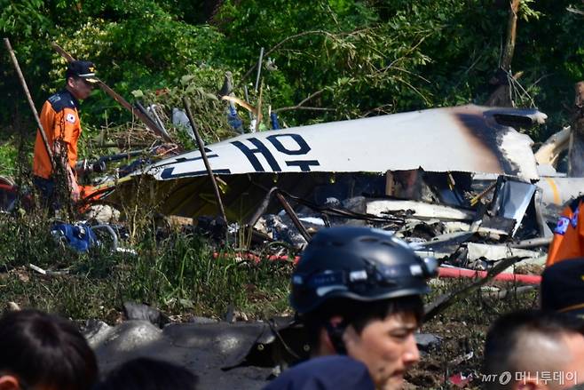 29일 오후 1시43분쯤 경북 포항 남구 동해면 야산에 해군 해상 초계기(P-3)가 추락해 전소됐다. 사고 현장에서 소받당국과 해군 항공사령부 소방대가 진화 작업 및 인명 수색을 하고 있다. / 사진=뉴스1
