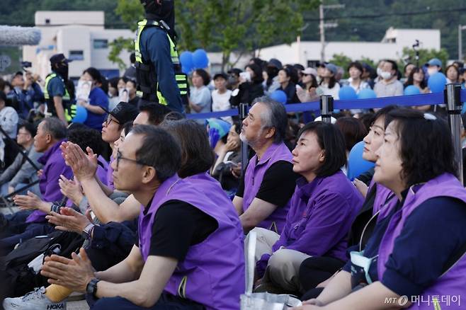 (서울=뉴스1) 안은나 기자 = 이재명 더불어민주당 대통령 후보가 제21대 대통령선거 사전투표 첫날인 29일 오후 서울 관악산으뜸공원에서 열린 유세현장에 이태원 참사 유가족들이 참석해 자리하고 있다. 2025.5.29/뉴스1  Copyright (C) 뉴스1. All rights reserved. 무단 전재 및 재배포,  AI학습 이용 금지. /사진=(서울=뉴스1) 안은나 기자