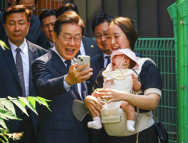 이재명 더불어민주당 대선 후보가 사전투표 첫 날인 29일 청년들과 함께 투표를 치렀다. 사진은 이날 오전 서울 서대문구 신촌동 주민센터 투표소에서 시민과 사진찍는 이 후보. /사진=공동취재