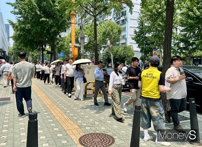 6·3 대통령선거 사전투표 첫날, 서울 시내 사전투표소에는 이른 아침부터 소중한 한 표를 행사하려는 유권자들의 발걸음이 이어졌다. 사진은 29일 서울 여의도동 소재 여의 주민센터를 찾은 유권자들의 줄이 끝을 모르게 이어져 있는 모습. /사진=김성아 기자