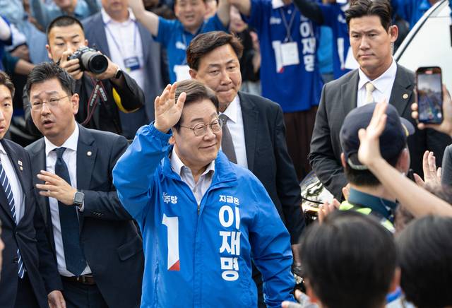이재명 더불어민주당 대선 후보가 28일 서울 왕십리역 광장에서 열린 성동구·동대문구 집중 유세에 입장하고 있다. 사진공동취재단 연합뉴스
