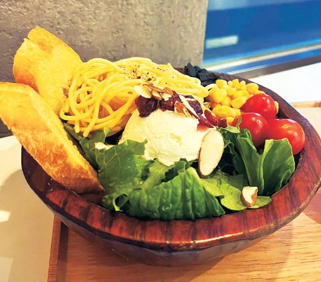 빵과 함께 내놓는 주니아의 샐러드