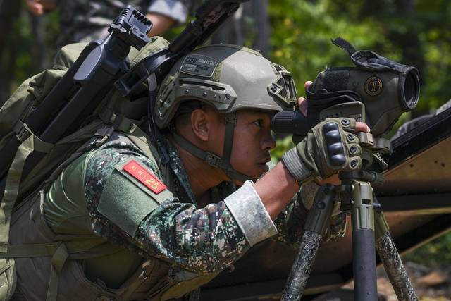 제4회 해병대사령관배 저격수 경연대회에 참가한 필리핀 관측수가 표적을 식별하고 제원을 산출하고 있다. 해병대 제공