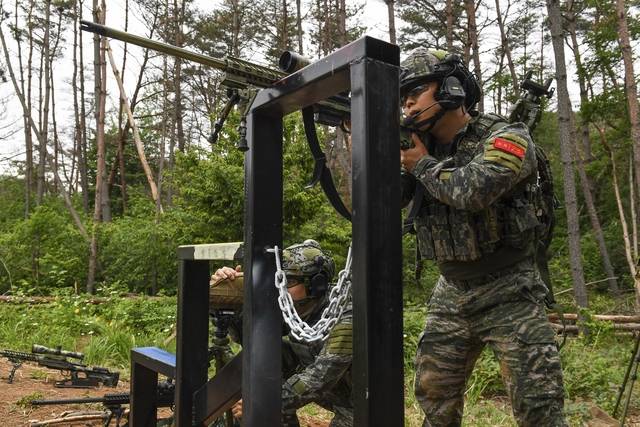 제4회 해병대사령관배 저격수 경연대회에 참가한 해병대 저격수가 바리게이트 장애물에서 표적에 대한 제압사격을 하고 있다. 해병대 제공