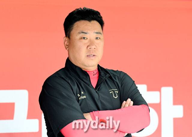 21일 오후 경기도 수원시 조원동 수원kt위즈파크에서 진행된 '2025 프로야구 KBO리그' kt위즈와 KIA타이거즈의 경기. 기아 이범호 감독이 경기전 훈련에서 선수들을 지켜보고 있다./마이데일리