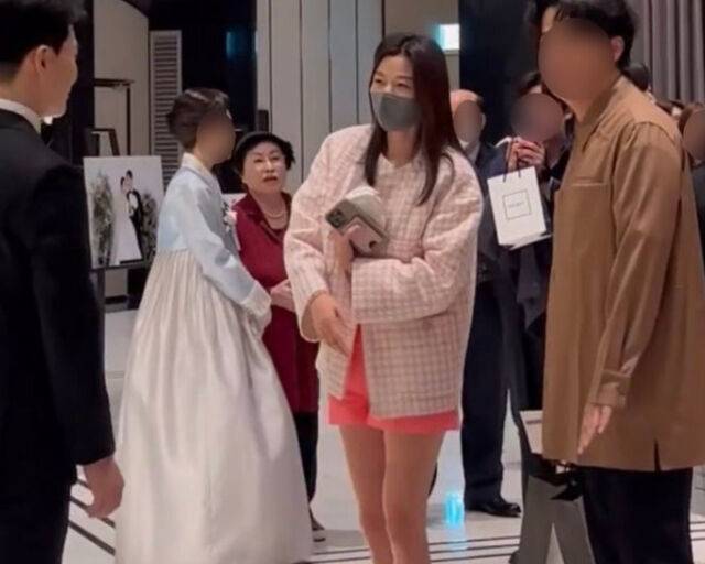 전지현이 결혼식장에서 신랑에게 축하의 인사를 건네고 있다. / 온라인 커뮤니티 캡처