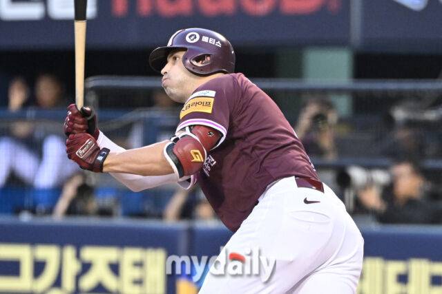 14일 서울 잠실야구장에서 열린 '2025 신한 SOL BANK KBO리그' 키움 히어로즈와 LG 트윈스 경기. 키움 카디네스가 3회초 2사 1루에 안타를 치고 있다./마이데일리